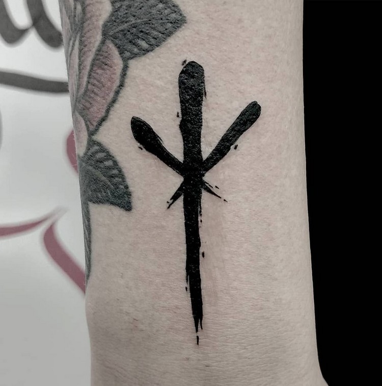 idée patit tatouage bras rune Algiz symbole protection
