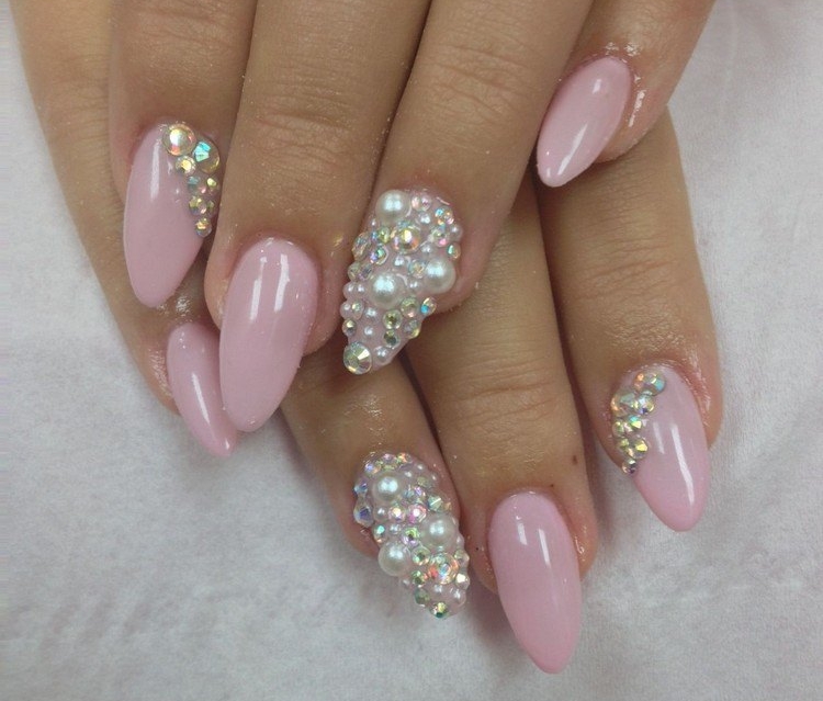 idées-ongles-roses-nail-art-perle-strass-tendance-2021