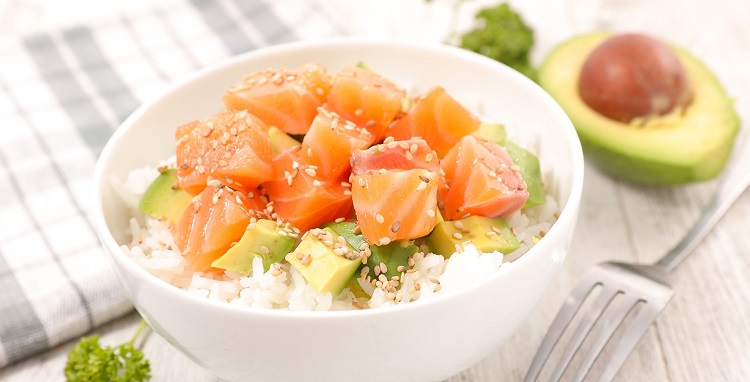 recette de poke bowl au saumon avocat riz et sauce soya