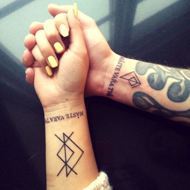 idées tatouage couple poiget runes symboles protection