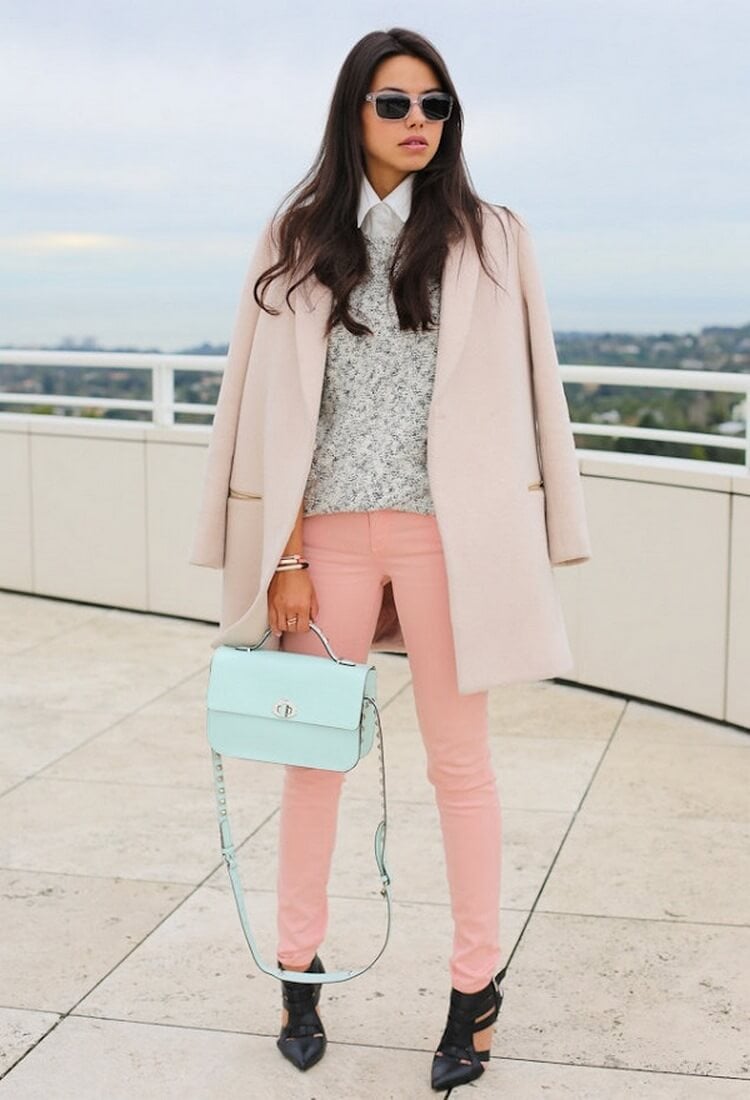 look pastel hiver pantalon rose manteau beige sac vert menthe