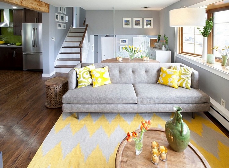 maison américaine coin salon décoré gris clair jaune