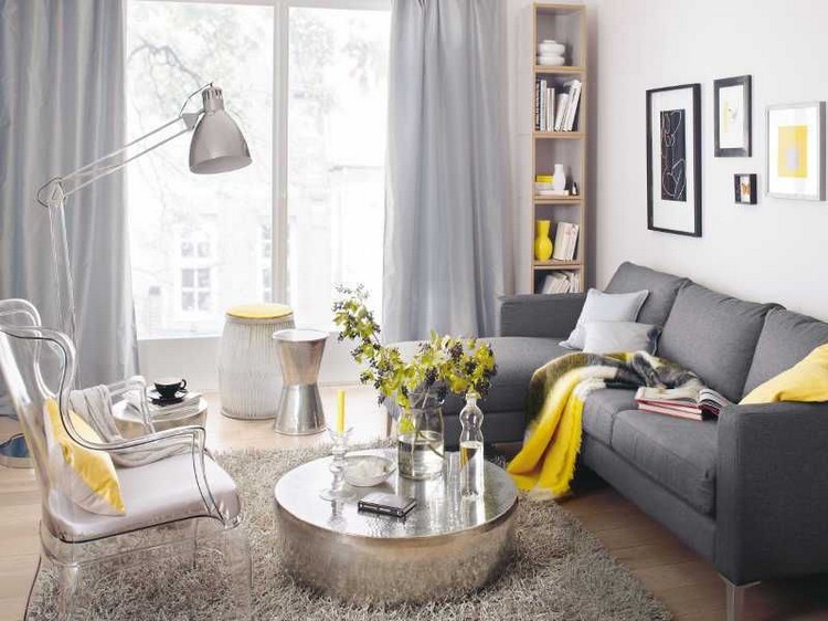 meubles décoration salon gris acier froid accents jaunes
