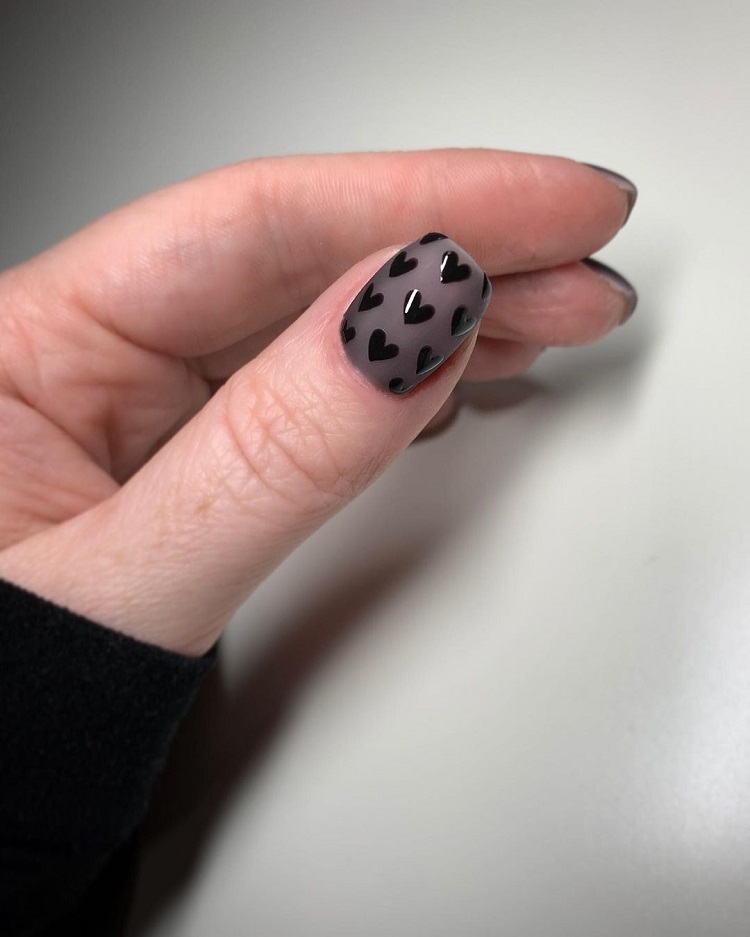 nail art coeur de style polka dots