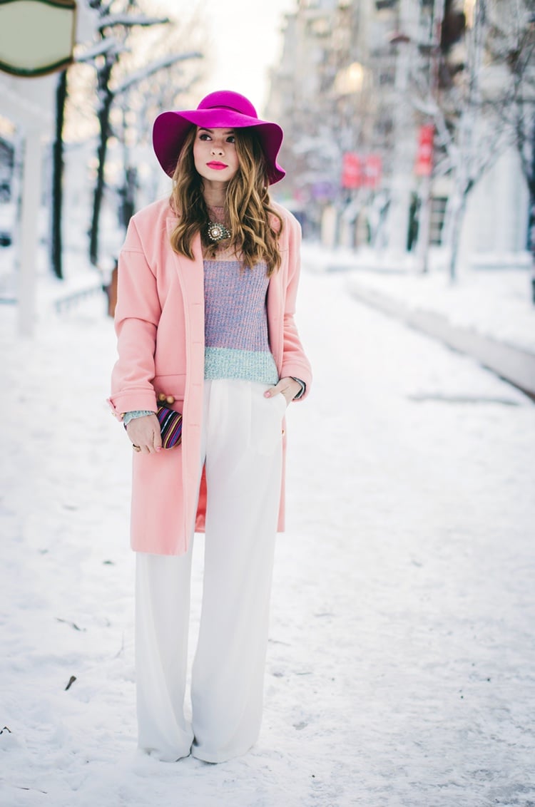 outfit hiver couleurs pastel manteau rose pantalon large blanc chapeau fedora magenta
