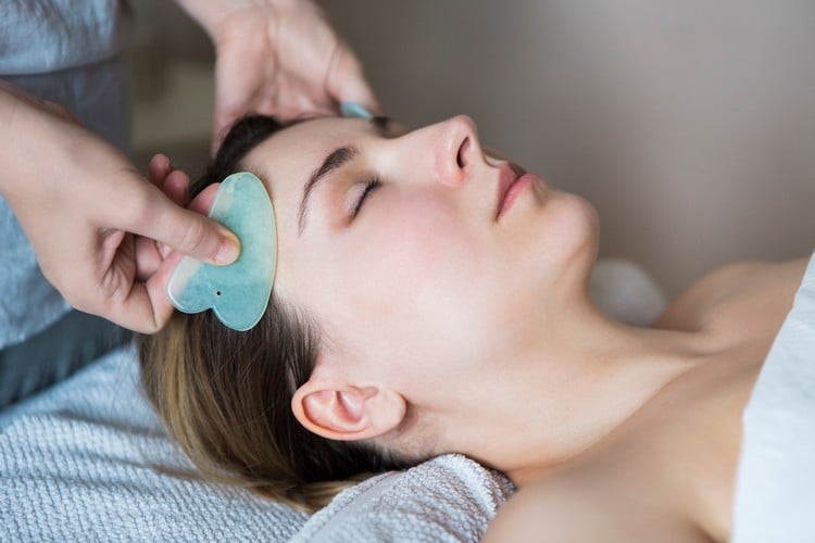 outil massage facial gua sha bienfaits peau et corps