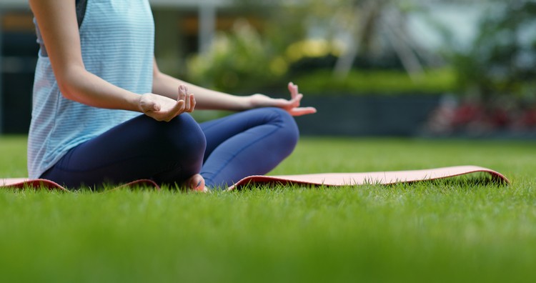 pratiquer du yoga bonnes raisons sport relaxant santé physique et mentale