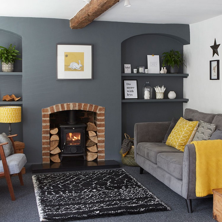 salon avec cheminée décoré gris graphite accents jaunes