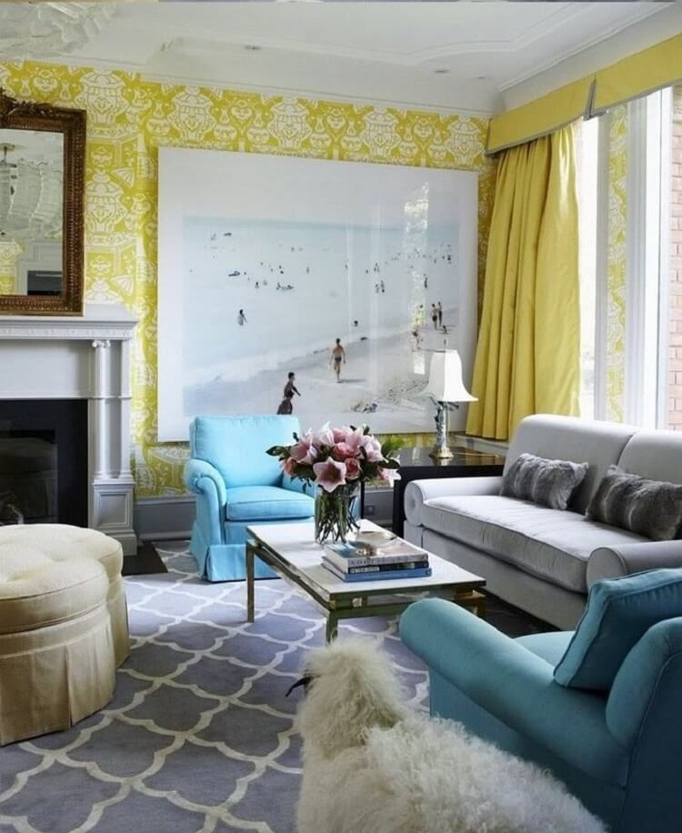 salon jaune gris avec fauteuils chics bleu pastel tapis