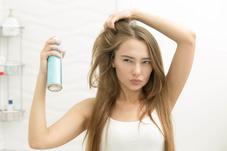 shampoing sec maison pour lutter contre les cheveux gras