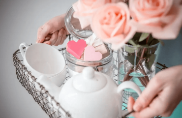 surprise saint valentin pot biscuits bouquet roses