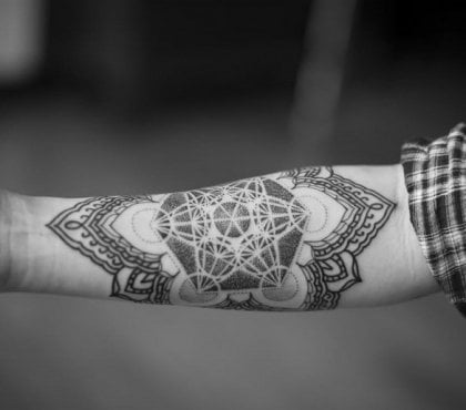 tatouage avant-bras contre mal style thai Sri Yantra Tattoo