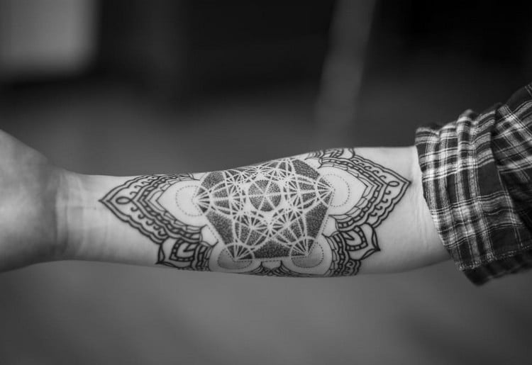 tatouage avant-bras contre mal style thai Sri Yantra Tattoo