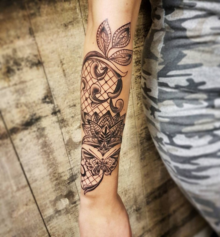 tatouage avant-bras femme fleurs feuilles lacework dentelle