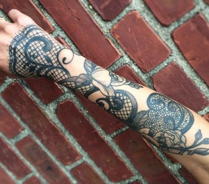 tatouage avant bras main femme fleurs style dentelle