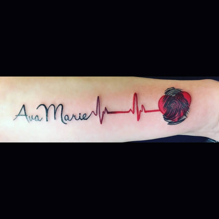 tatouage battement coeur avec prénom bras femme