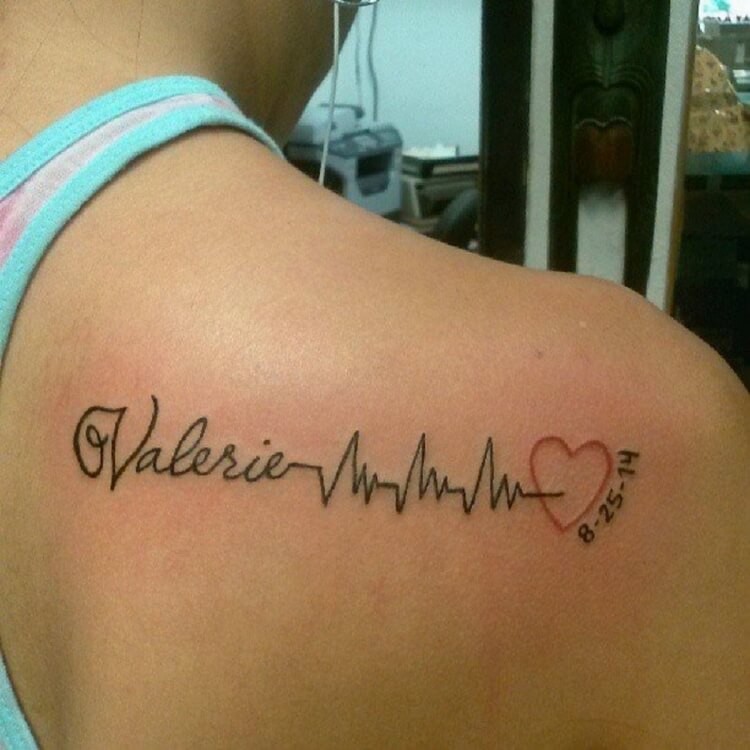 tatouage battement de coeur avec prénom et date femme