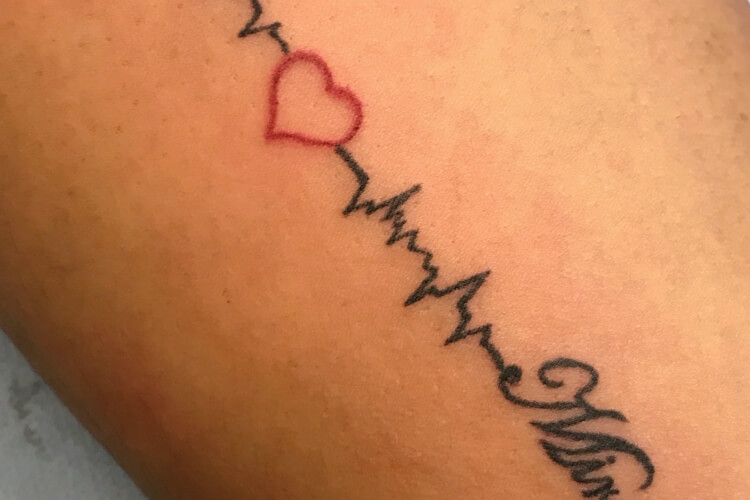 Tatouage battement de cœur : sens cachés et designs modernes
