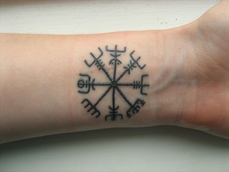 tatouage boussole runes de protection Vegvísir