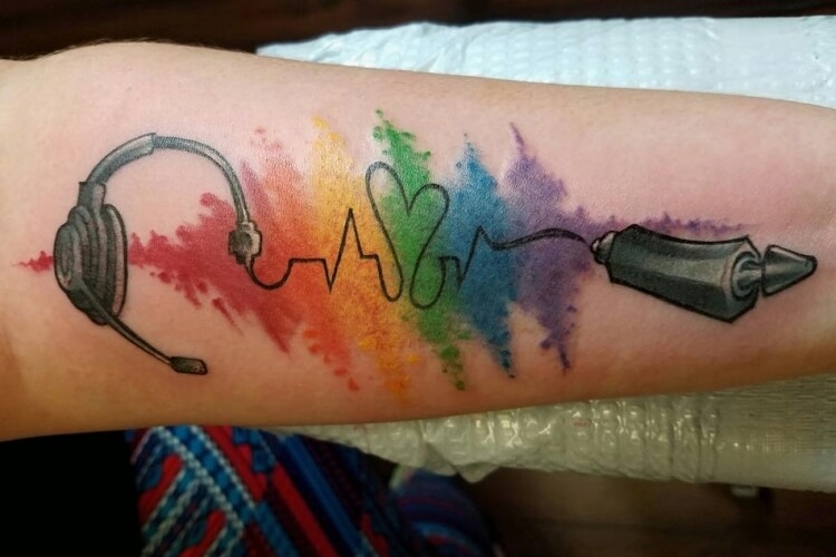 Tatouage battement de cœur : sens cachés et designs modernes