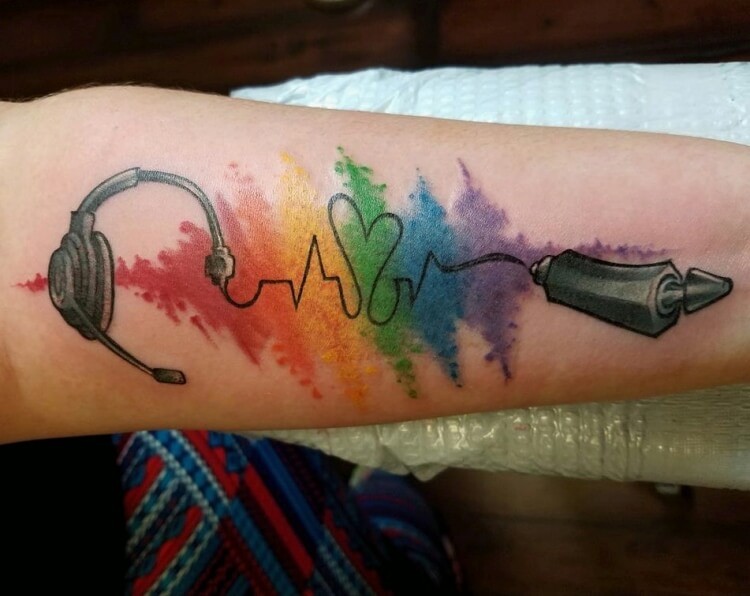 tatouage cardiogramme coloré bras homme