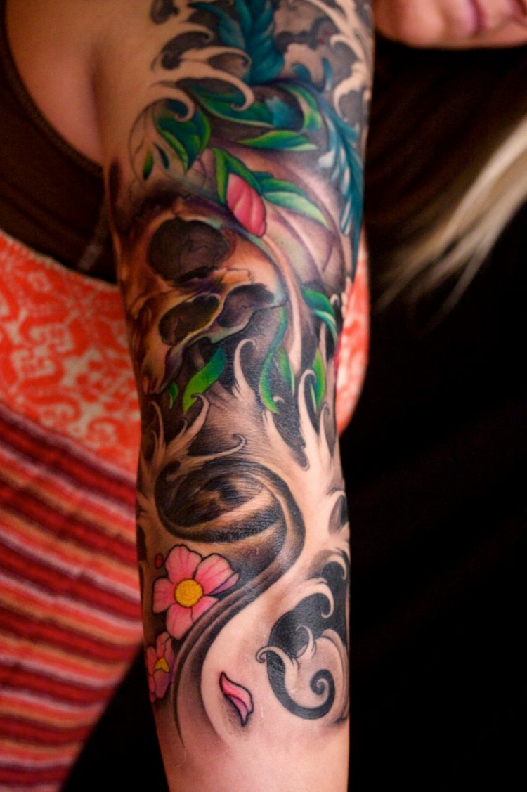 tatouage-demi-manchette-couleur-femme-fleurs-vagues-feuilles
