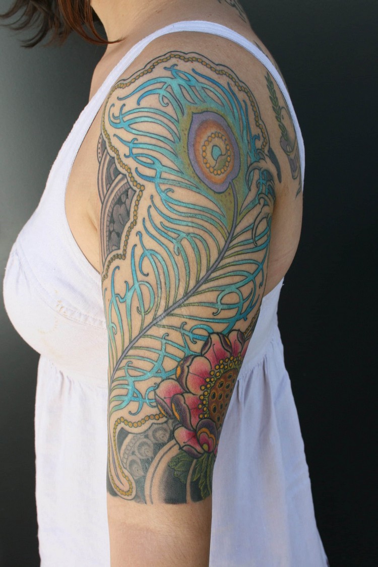 tatouage demi-manchette couleur femme plume paon