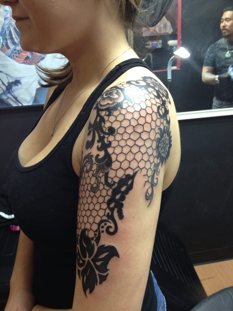 tatouage demi-manchette femme facon dentelle fleurs