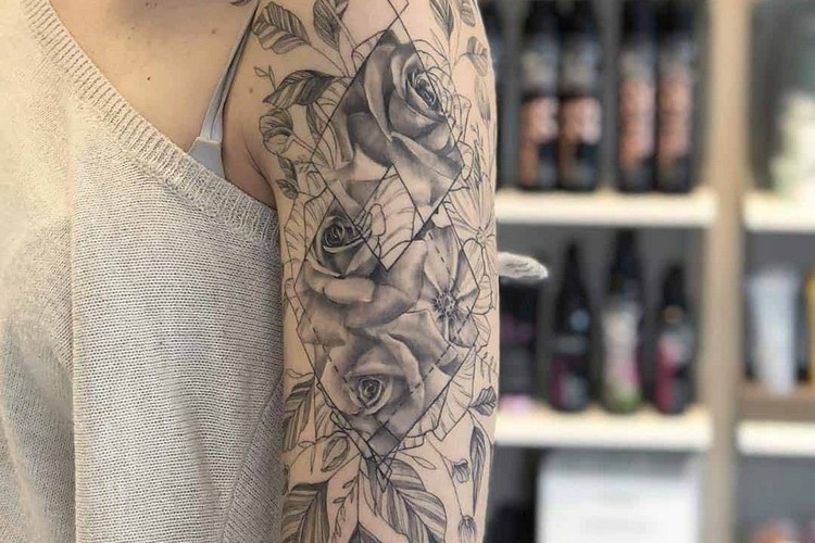 Tatouage manchette femme - top motifs symboliques et décoratifs