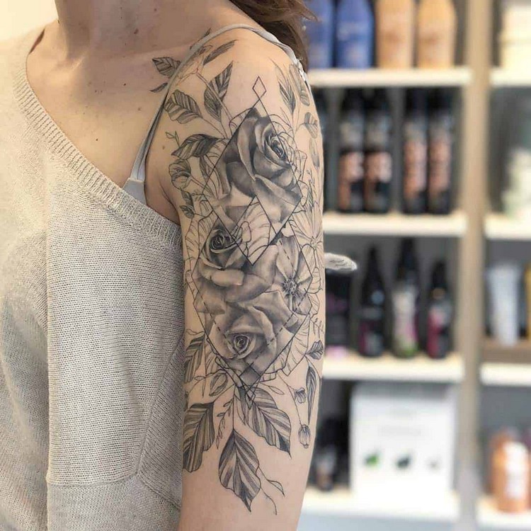 tatouage demi-manchette femme roses motifs géométriques