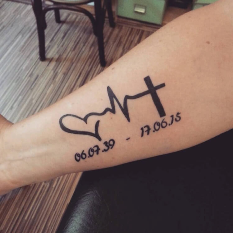 tatouage fréquence cardiaque avec date bras homme