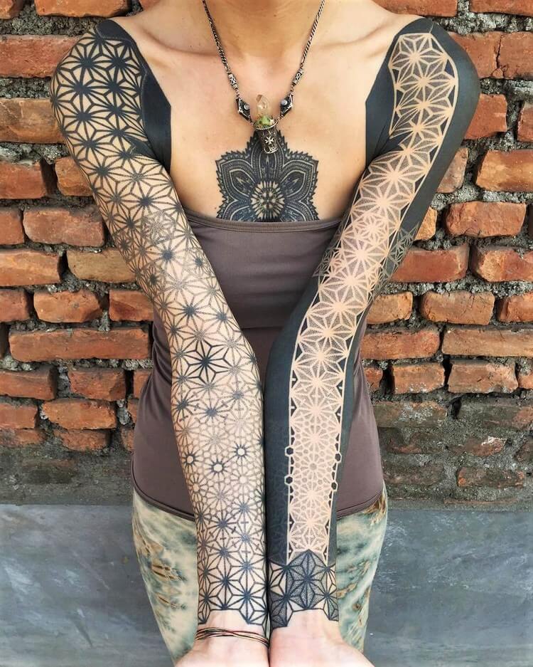 tatouage géométrique manchettes entières femme