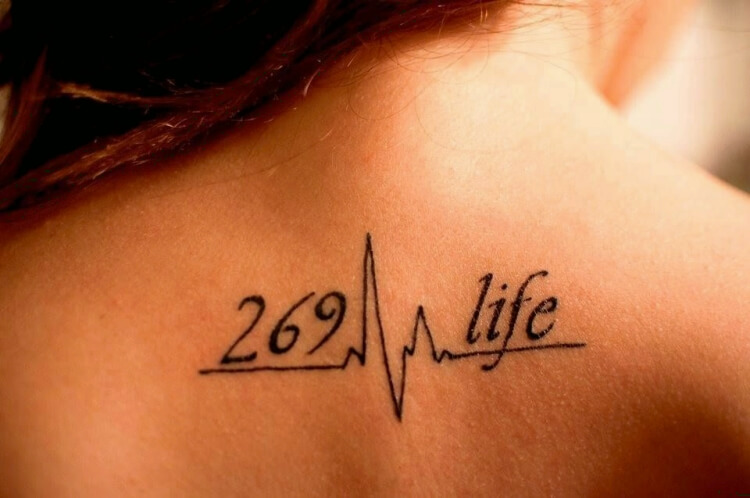 tatouage ligne cardiaque dos femme