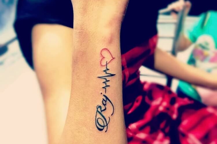 Tatouage battement de cœur : sens cachés et designs modernes