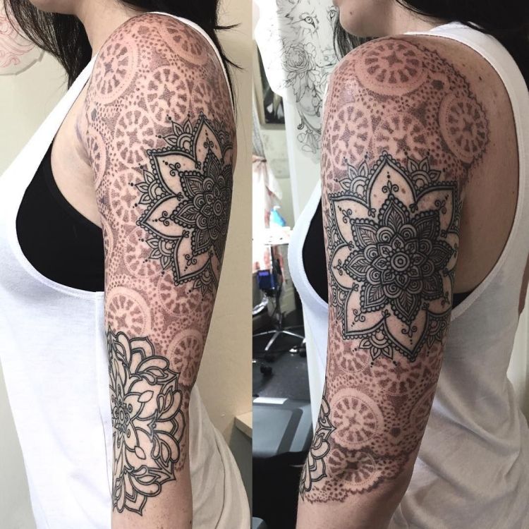 tatouage manchette femme mandala dentelle noir rouge
