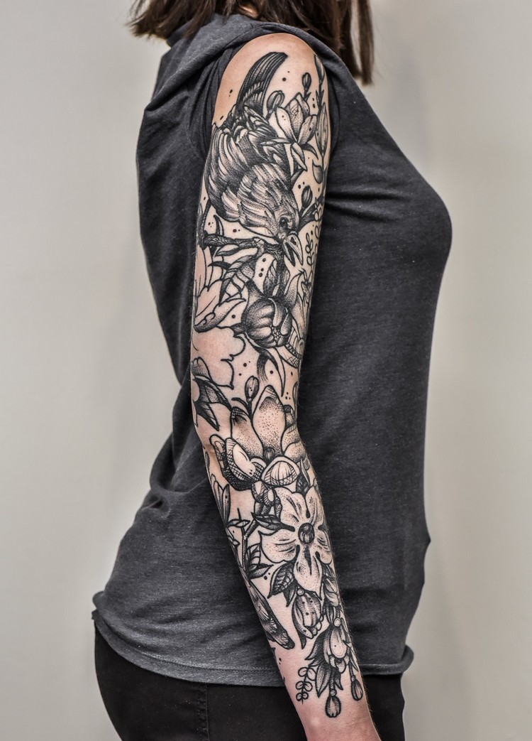 tatouage manchette femme noir fleurs corbeau