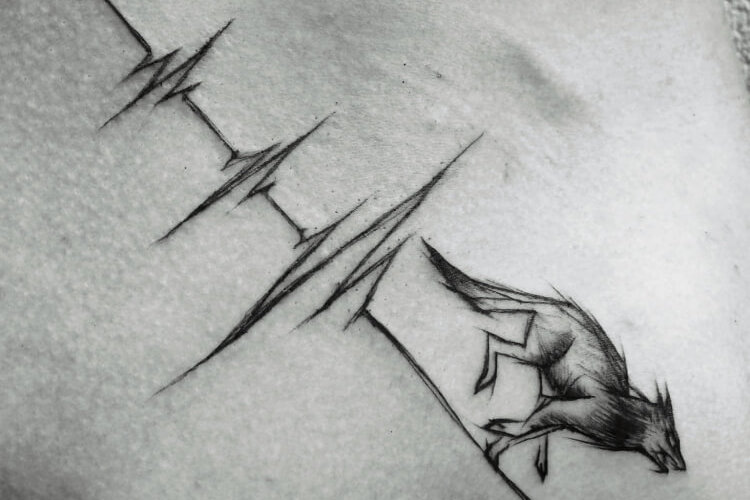 Tatouage battement de cœur : sens cachés et designs modernes