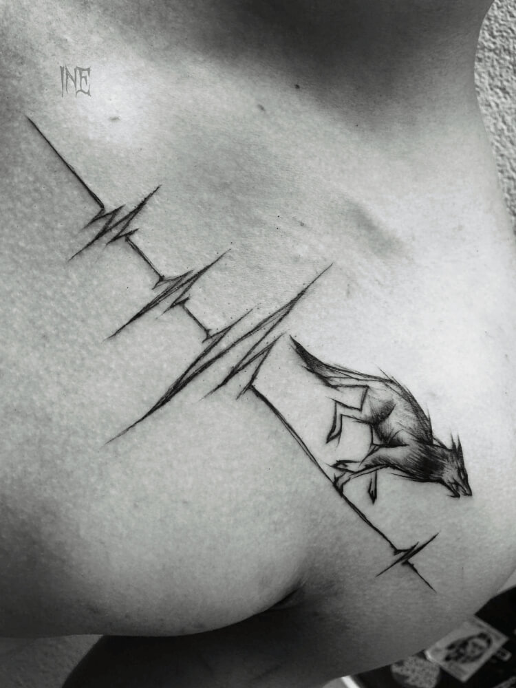 tatouage poitrine homme battement coeur avec animal sauvage