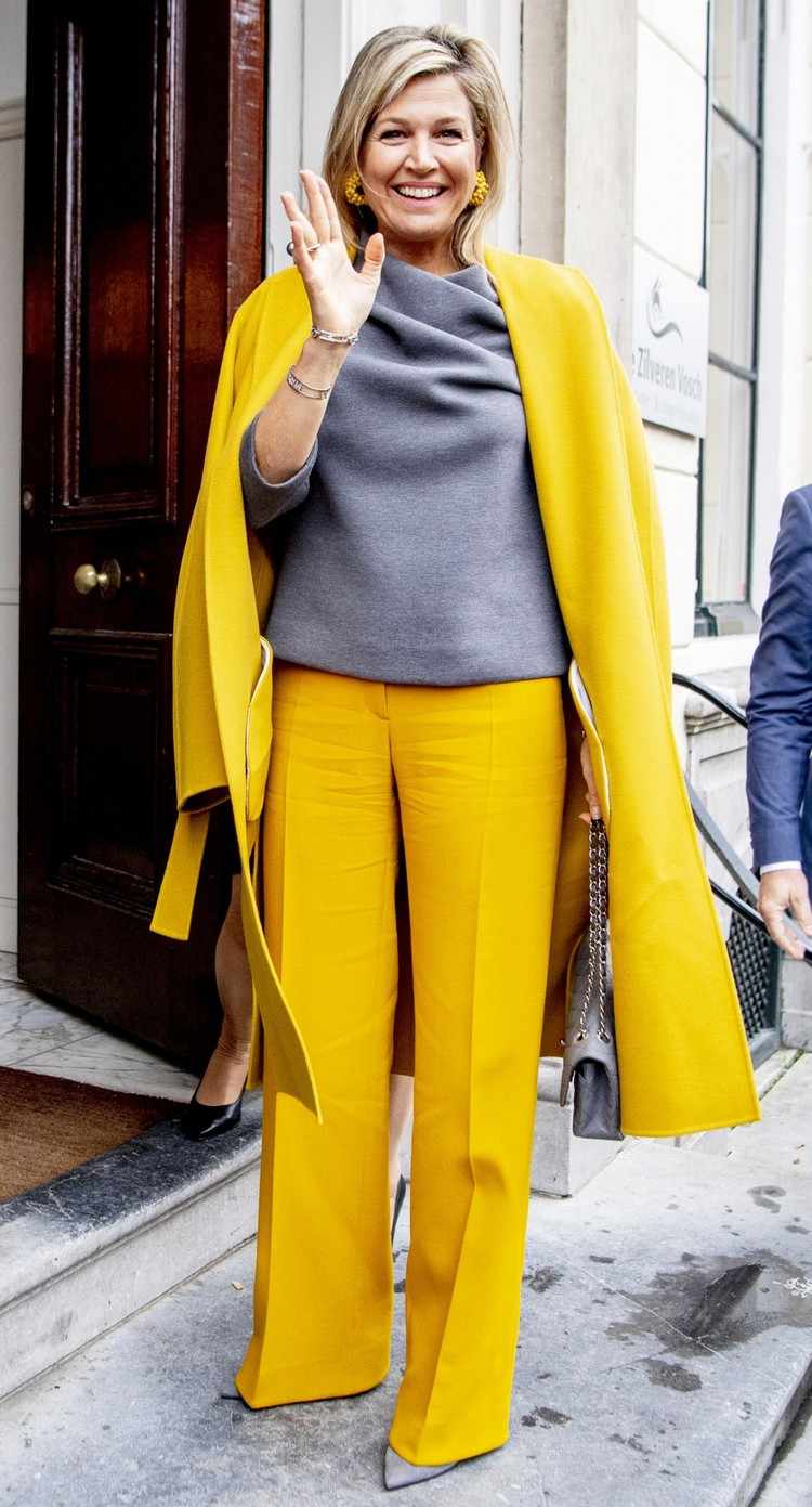 tenue d'affaires hiver Combinaison gris et jaune femme élégante