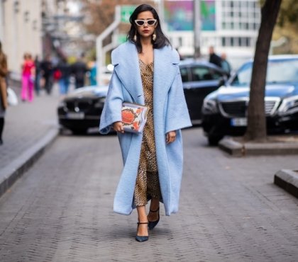 tenue hiver couleurs pastel manteau oversize bleu layette robe imprimé léopard
