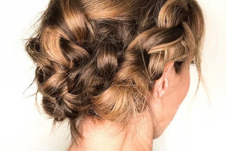 Coiffure bohème cheveux courts 2021 - idées pour toute occasion