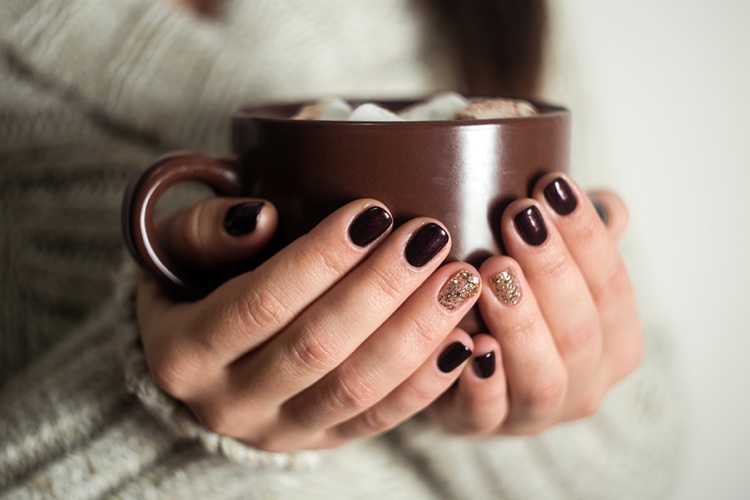 vernis ongles marron chocolat ongles courts nail art paillettes