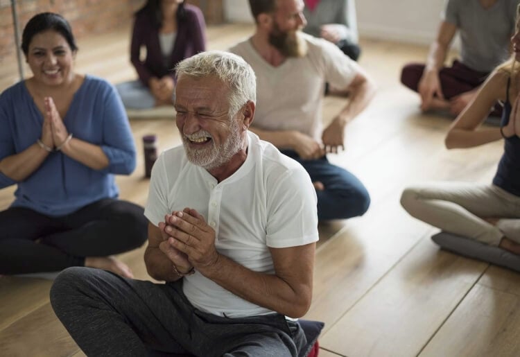 yoga du rire exercices pour personnes âgées