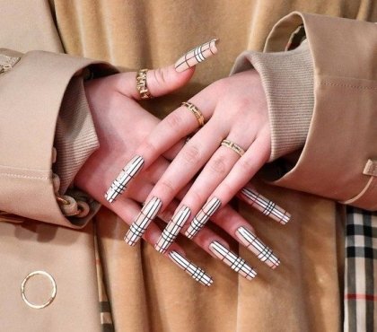 Burberry-Les logo nails sont la nouvelle tendance manucure en 2021