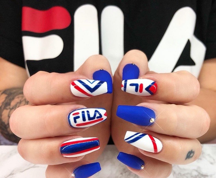 Fila logo nails en combinaison avec des ongles bleus