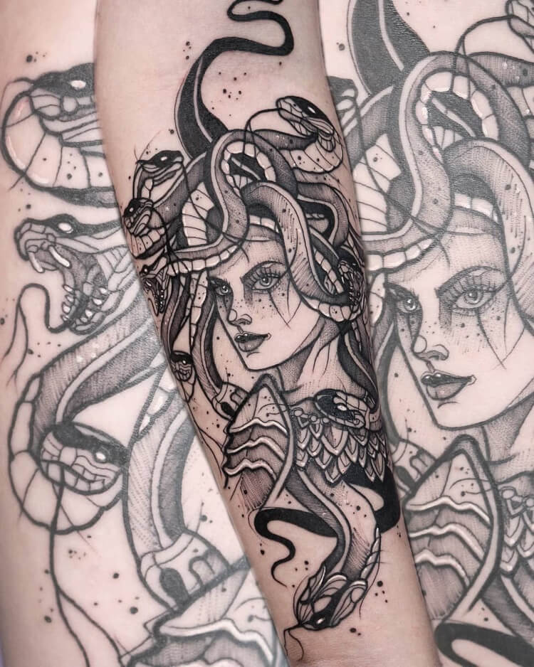 Meduse Gorgone tatouage avant bras femme