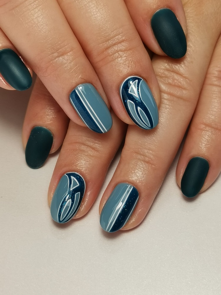 astract nail art bleu avec une forme ongles amande