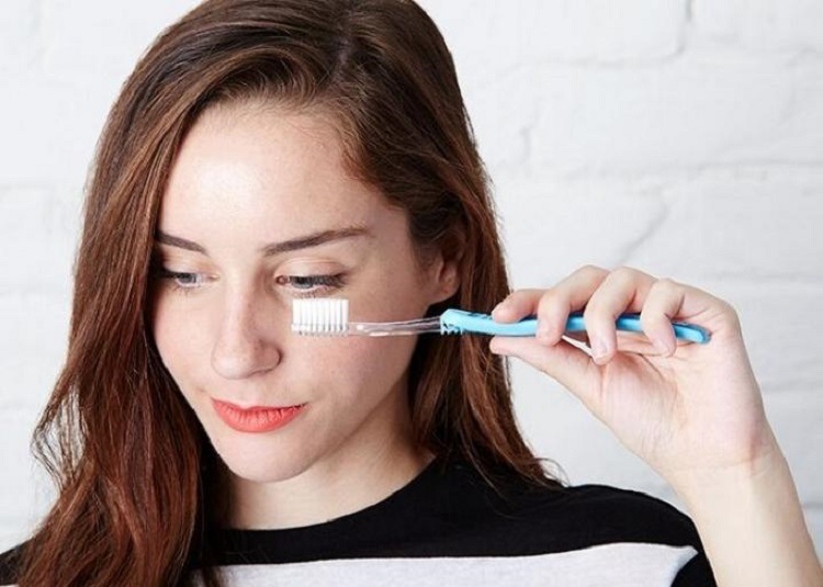 astuce beauté grand mère maquillage sourcils rebelles