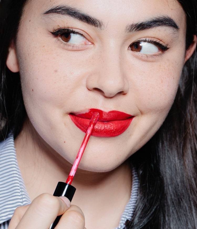 astuce maquillage lèvres pour les dents tachés de lipstick