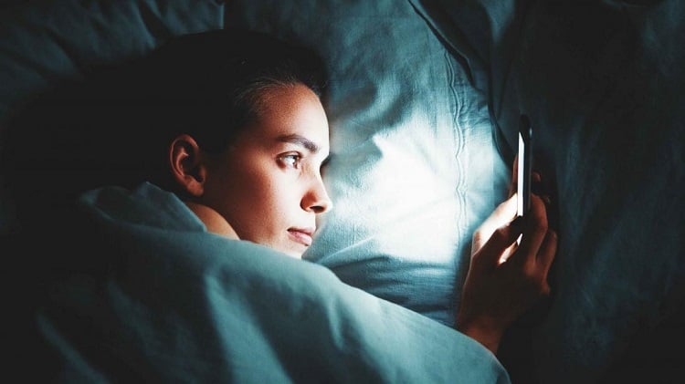 astuce pour s endormir rapidement et facilement eéteindre son smartphone occulter la lumière